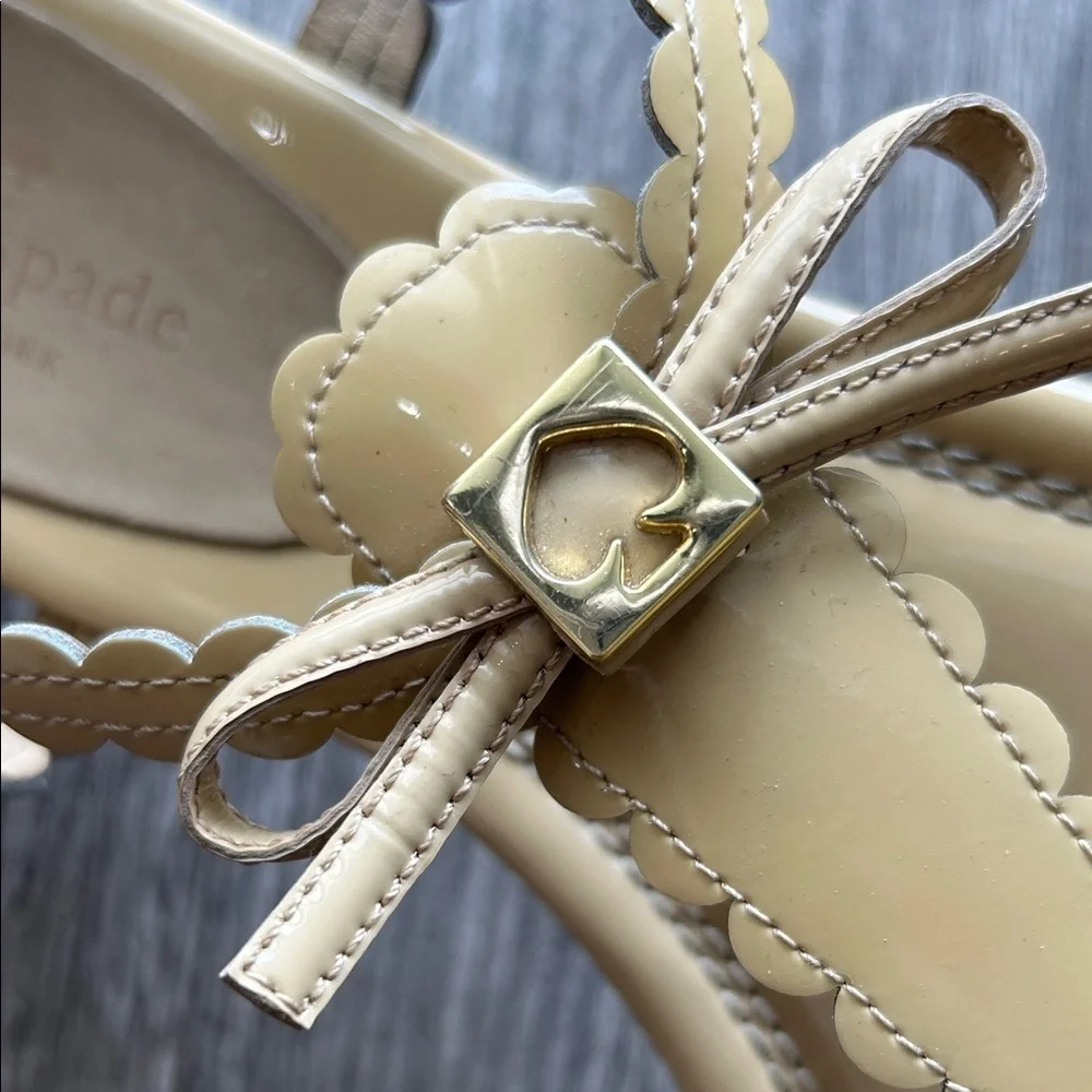 Kate Spade New York Bow Thong Sandals Scalloped Tan Leather Size 8.5